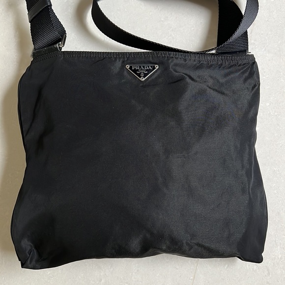 Impecable Prada Tessuto Nylon Crossbody - Picture 4 of 16